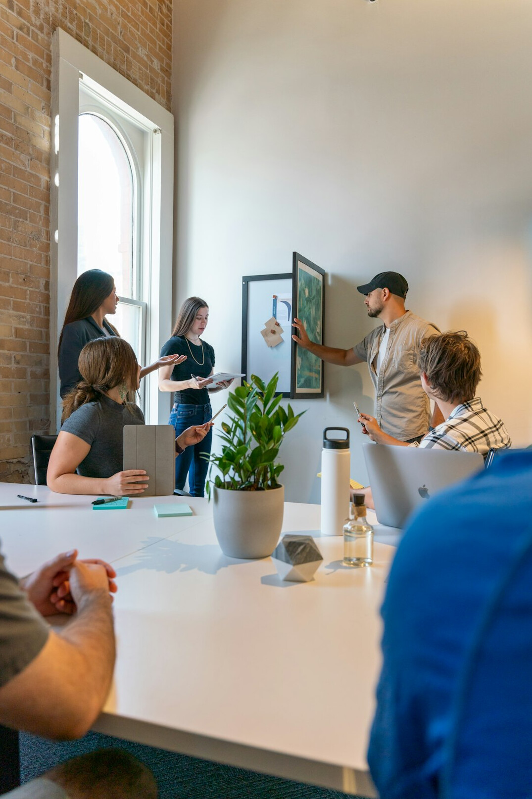 manager leading team meeting